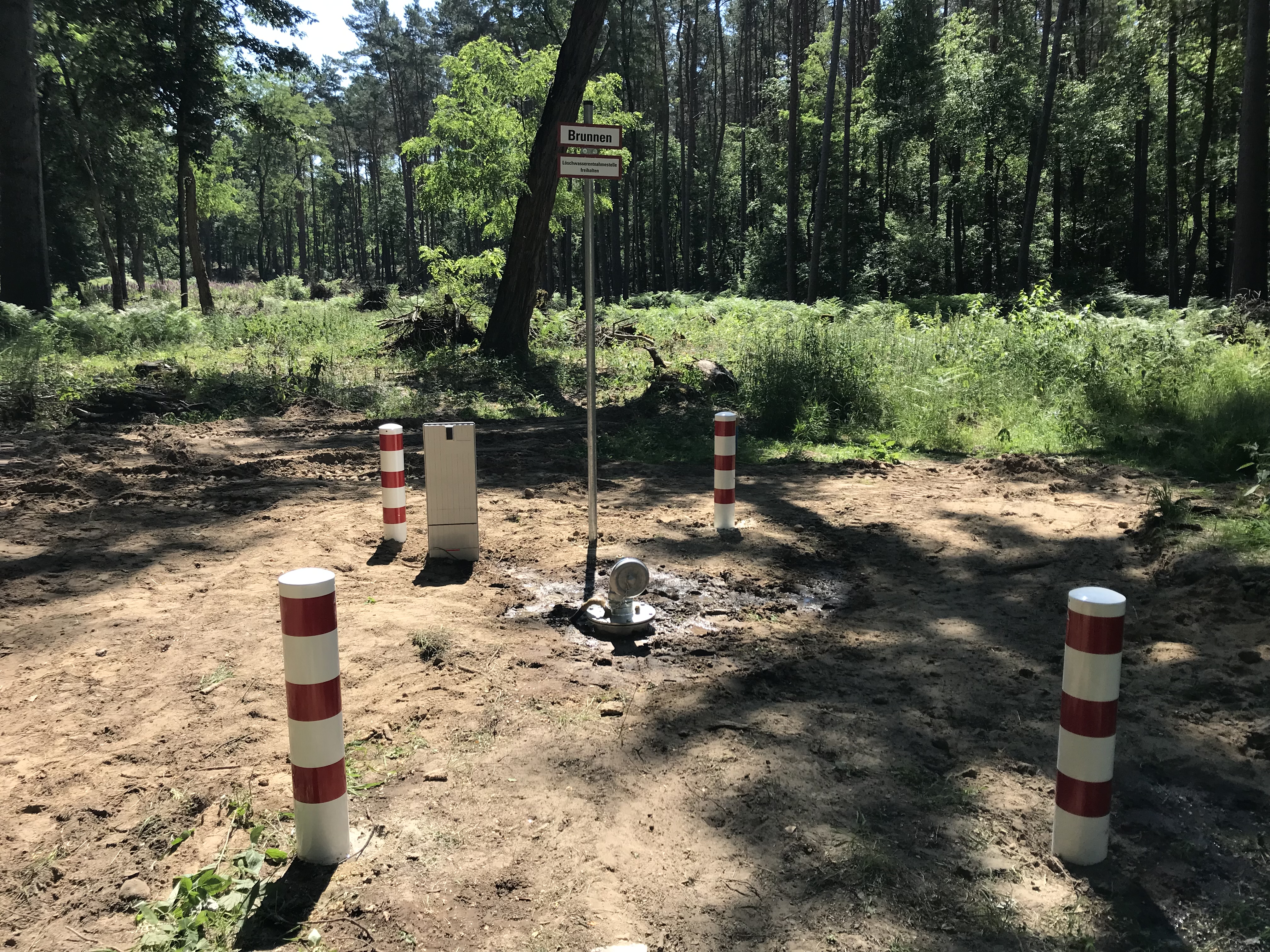 Löschwasserbrunnen ausgestattet mit Unterwasserpumpe und Notstromeinspeisung für die Feuerwehr in der Forst Kramerpfuhl bei Berlin / 2021.